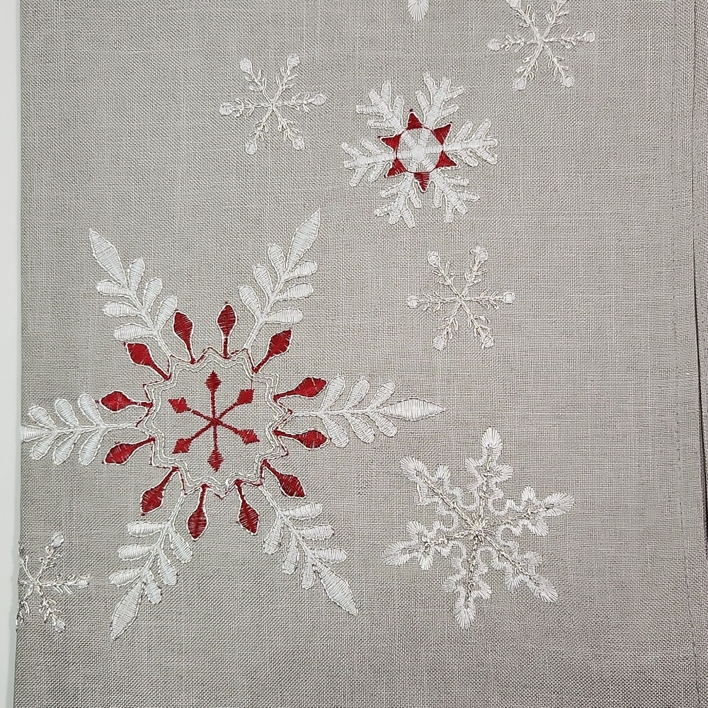 SILVER FROSTED SNOWFLAKE Tablecloth (36x36 in.) NEW